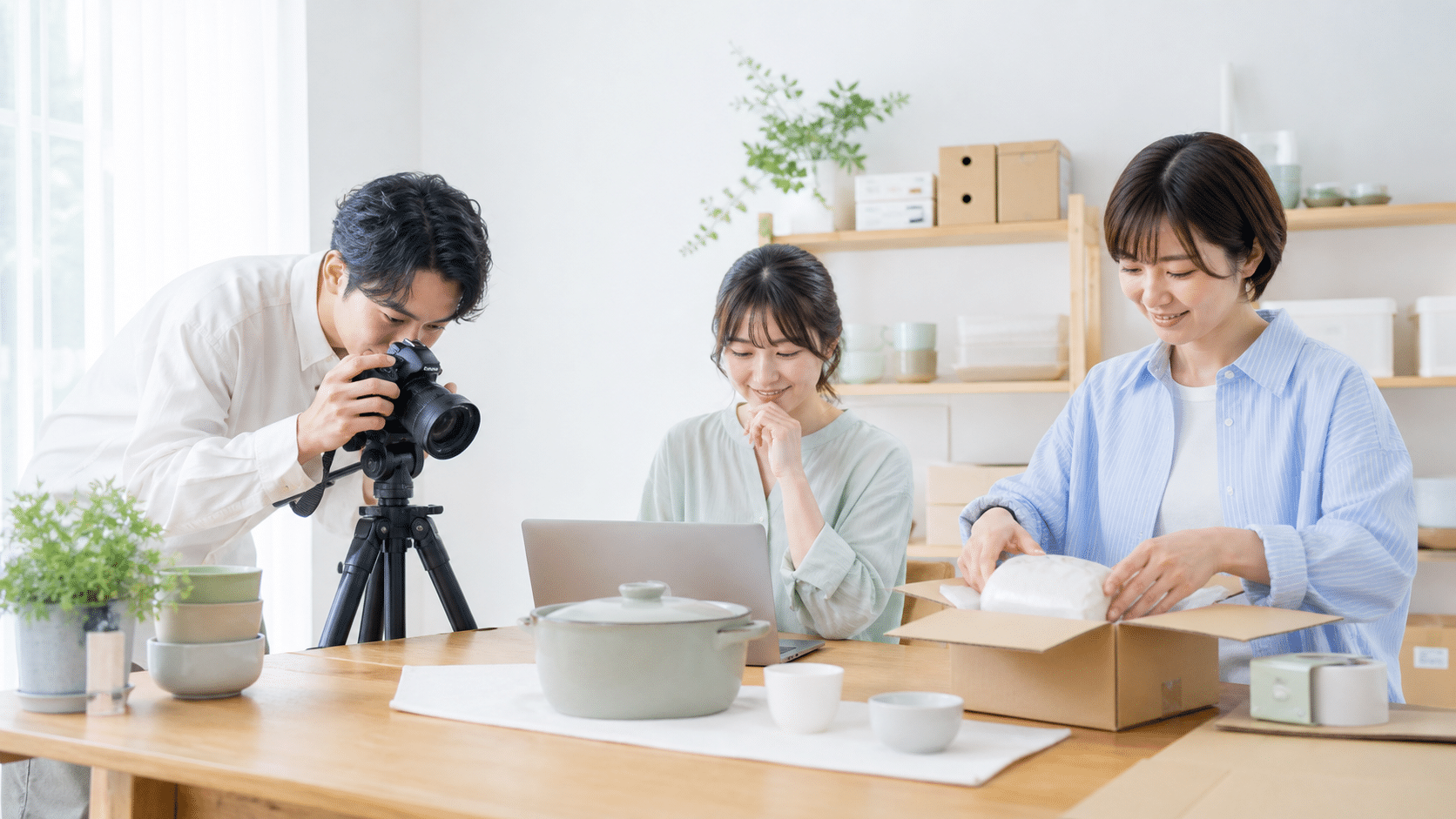 商品撮影、販売データ確認、発送作業をチームで進める様子